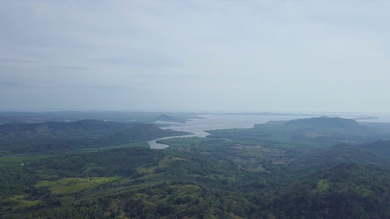 toma aérea volando desde la tierra hasta el océano pacífico en la bahía de chiriquí, panamá