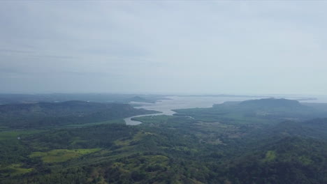 Toma-Aérea-Volando-Desde-La-Tierra-Hasta-El-Océano-Pacífico-En-La-Bahía-De-Chiriquí,-Panamá