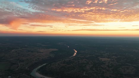 Sonnenuntergangshimmel-Zur-Goldenen-Stunde-über-Dem-South-Llano-River-Und-Der-Weiten-Naturlandschaft