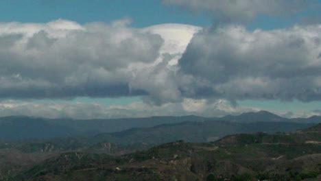 lapso de tiempo de nubes sobre algunas montañas