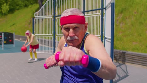 hombre mayor abuelo haciendo deporte entrenamiento de boxeo fitness aeróbico cardio ejercicio con pesas