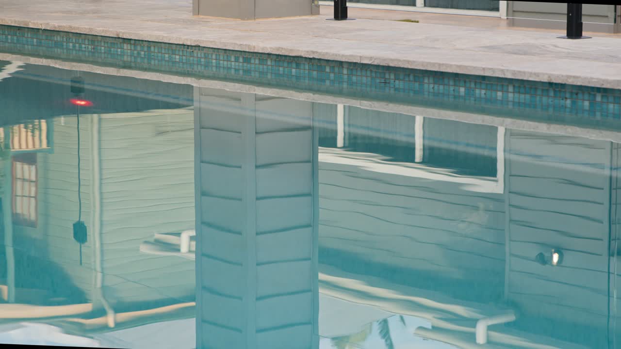 천천히 움직이는 수영장 물