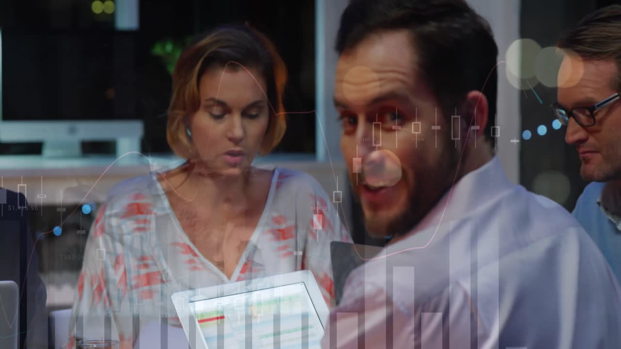 animación del procesamiento de datos sobre diversas personas de negocios hablando