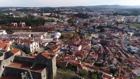 leiria 的高角度景觀,中間有城堡