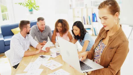 equipo de ejecutivos que utilizan dispositivos electrónicos en la oficina