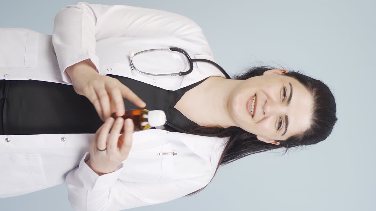 의사의 수직 비디오는 약물의 사용을 설명합니다.