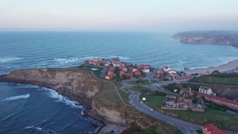 Vista-Superior-De-La-órbita-Del-Atractivo-Pueblo-De-Cantabria-Comillas