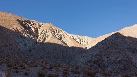 el time-lapse muestra una sombra en los andes chilenos cerca del paso de agua negra.