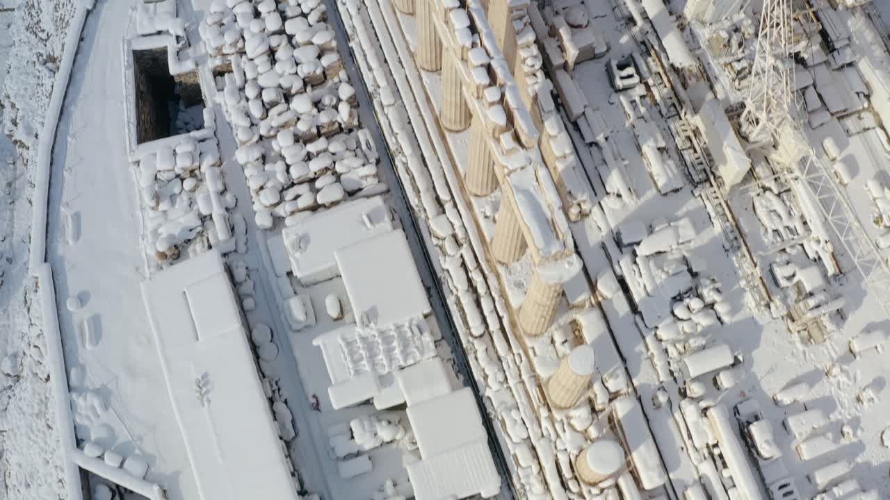 눈 덮인 파르테논 유적과 눈 덮인 숲의 세부 사항이 내려다보이는 공중 전망, 그리스 아테네의 드문 겨울날