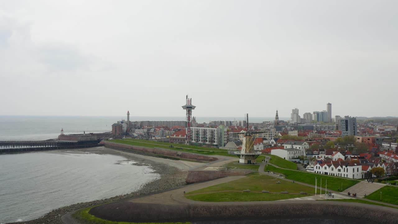 vuelo aéreo hacia atrás sobre el muelle fortificado de vlissingen, países bajos