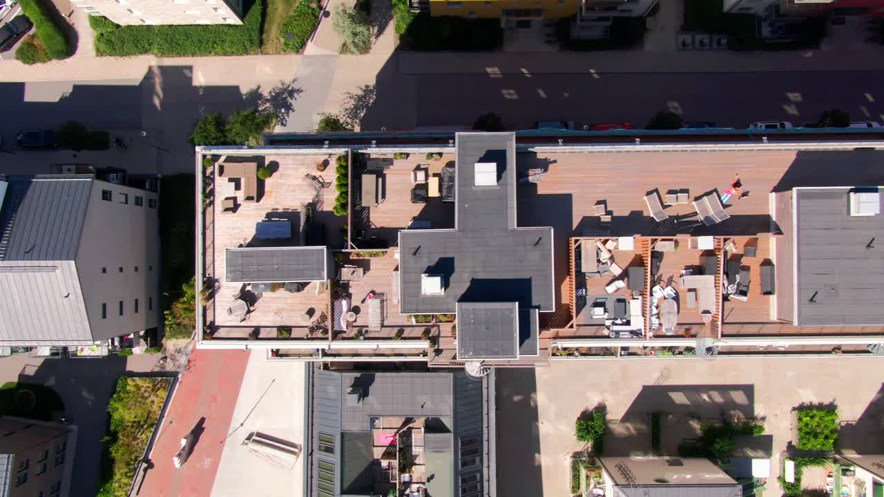 Visão de drone aproximada de um espaçoso terraço na cobertura com móveis e plantas em um prédio de apartamentos moderno em Gustavsberg. Imagem stock Premium para estilo de vida urbano de luxo
