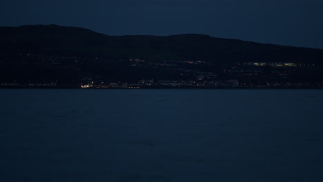 Ciudad-Costera-Por-La-Noche-Con-Agua-Fluyendo