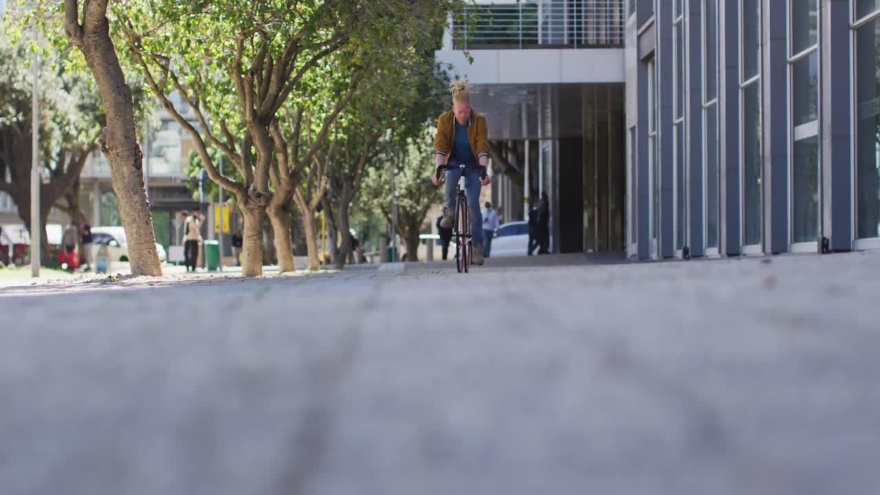 길거리에서 자전거를 타고 있는 알비노 아프리카계 미국인