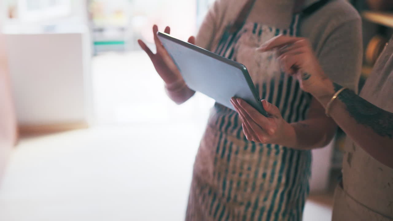 mujeres que colaboran en una tableta en un entorno minorista