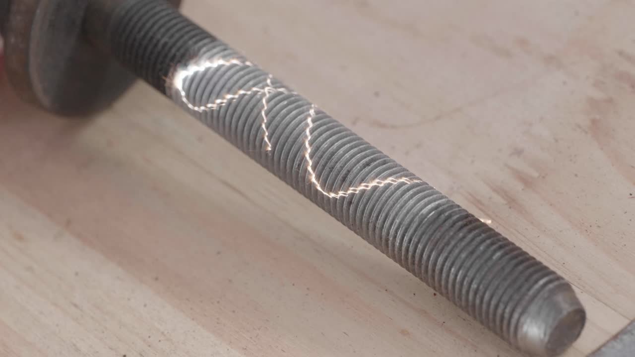 очистка больших металлических железных болтов с помощью лазера, сжигание ржавчины с помощью видимого луча в волновой схеме