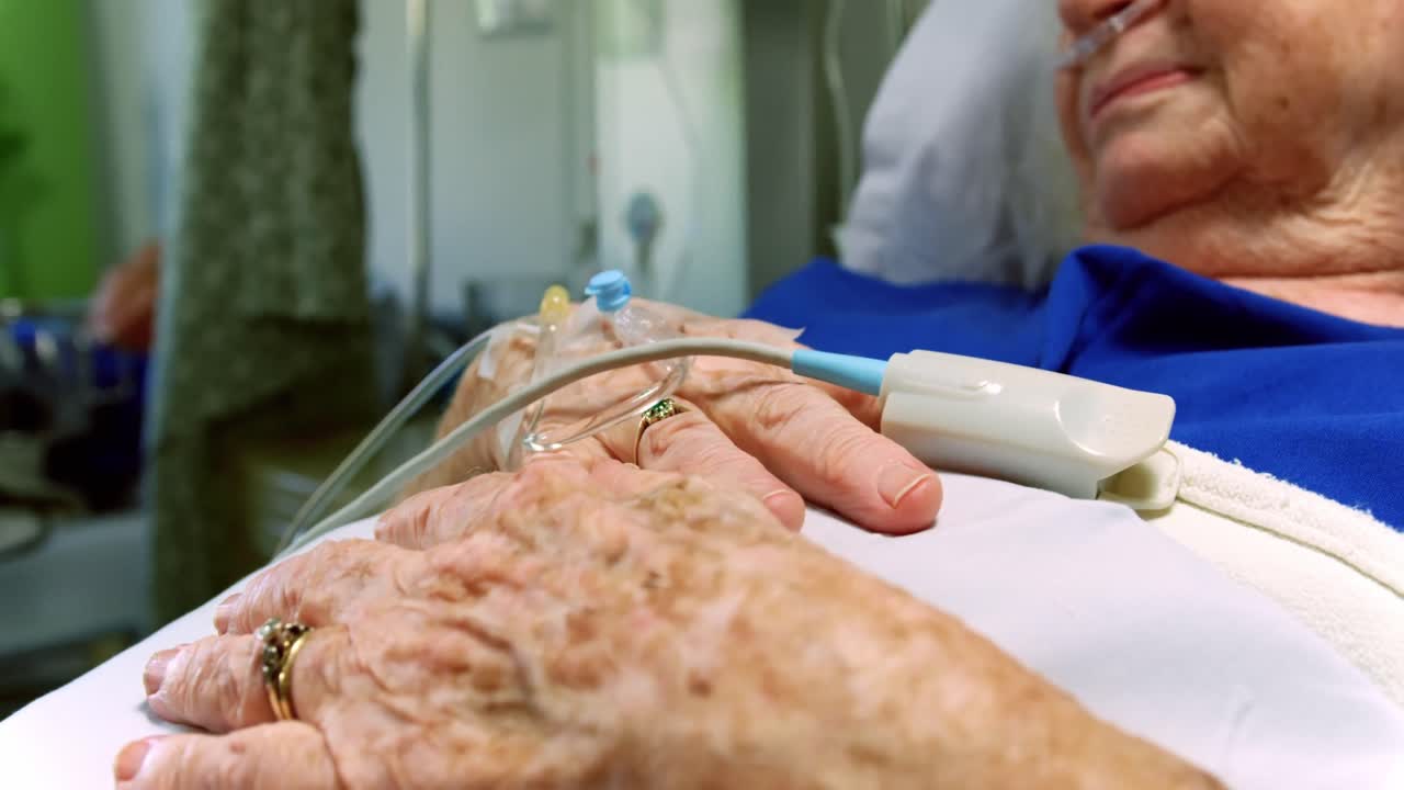 4k 병실에서 자고 있는 노인 환자