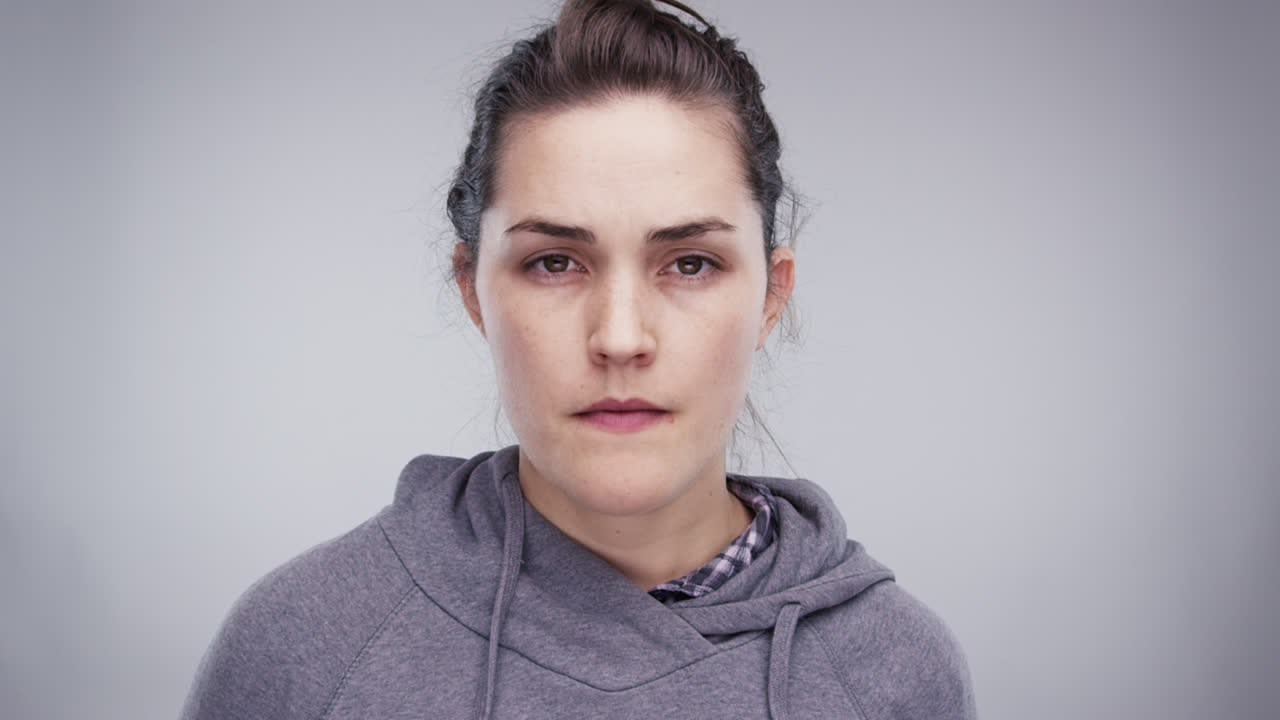 серьезная женщина смотрит в камеру с грустным лицом в замедленном движении - красный эпический дракон