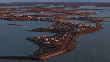 aldea tuktoyaktuk en los territorios del noroeste, canadá al atardecer - disparo de avión no tripulado