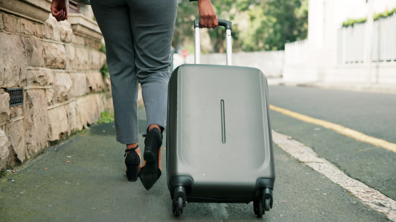 Femme avec une valise marchant sur le trottoir