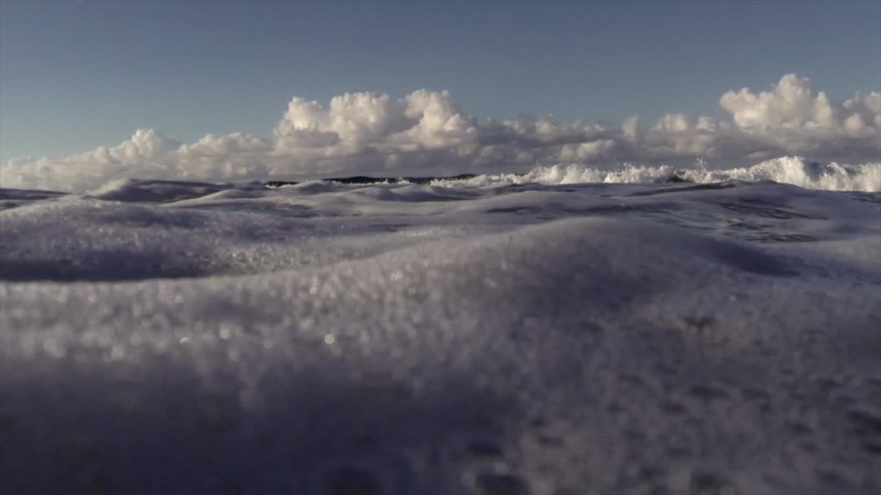 toma pov de olas rompiendo en la costa, incluida la perspectiva submarina 1