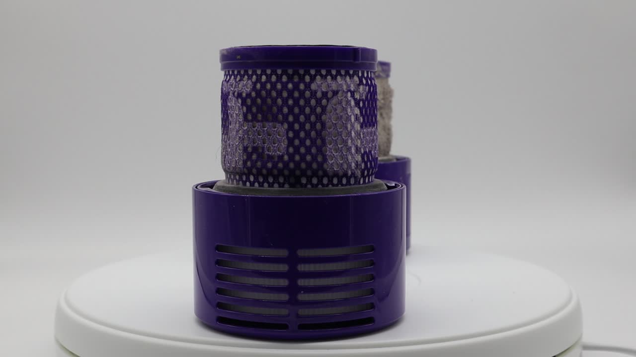 comparación entre un filtro sucio y uno limpio de una aspiradora inalámbrica