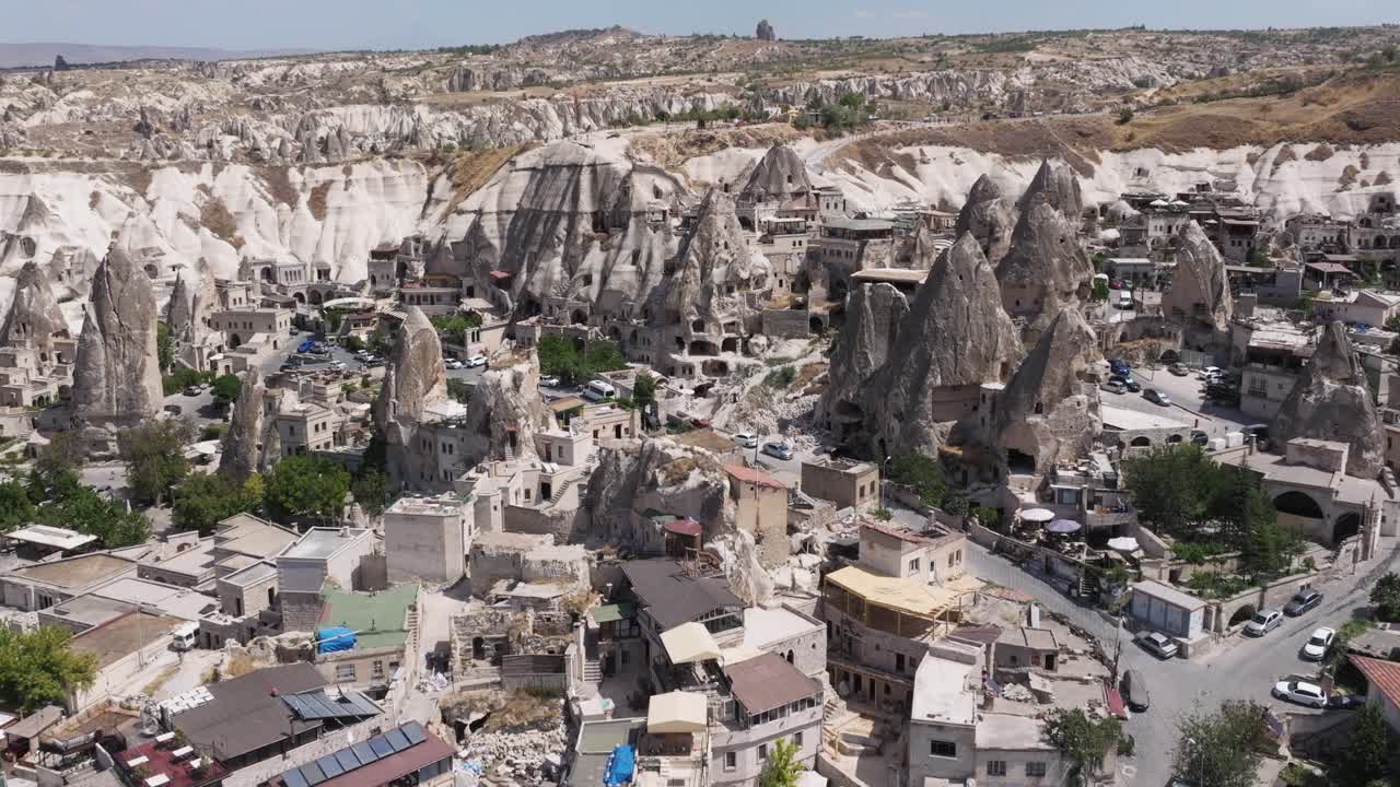 드론을 세우는 것은 바위 계곡 위로 올라갑니다. 집들이 으로 조각되어 있습니다. 정오에, 카파도키아, 칠면조.
