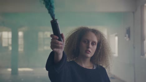 mujer joven de moda en un almacén abandonado