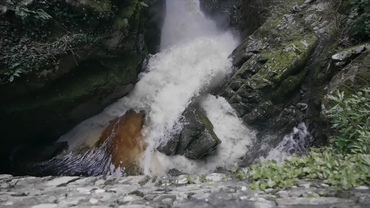 hermosa toma dslr sin espejo de la cascada de aira falls bajo el dosel de los árboles en el distrito de los lagos