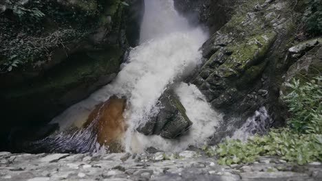 Wunderschöne-Spiegellose-DSLR-Aufnahme-Des-Wasserfalls-Aira-Falls-Unter-Dem-Blätterdach-Der-Bäume-Im-Seengebiet