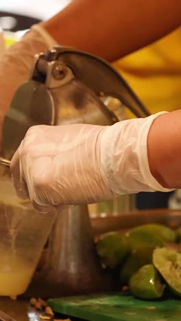persona exprimiendo limas para hacer jugo