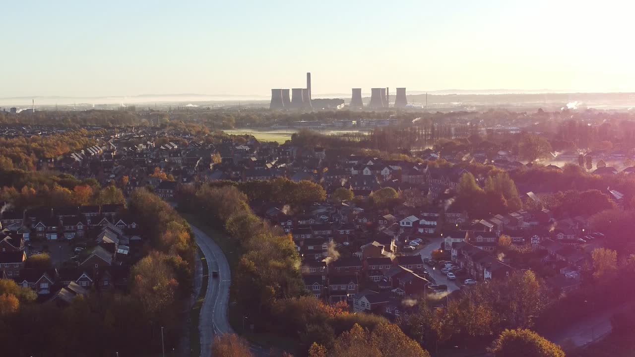 이른 아침 해가 뜨면 바이올린 연주자 페리 발전소 스카이라인 항공 전망 가을을 바라보는 영국식 교외 타운하우스 이웃