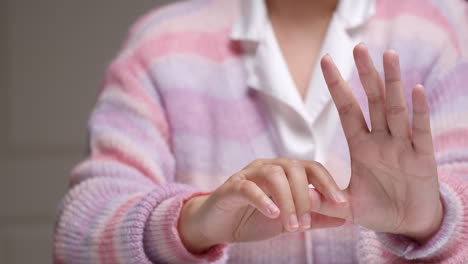 la mano de la mujer tiene síndrome de oficina y artritis de relajación con auto-masaje estiramiento de los dedos reflexología