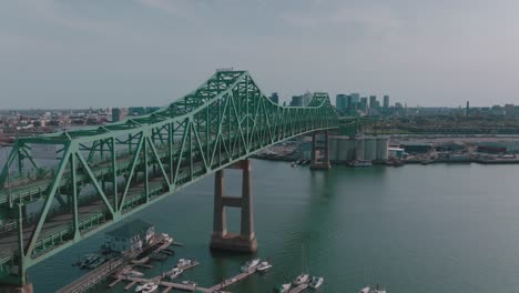 Drone-Sobre-El-Río-Hasta-El-Puente-Tobin-Con-El-Centro-De-Boston-Ma-En-El-Fondo