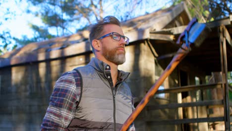 leñador masculino con un hacha en el bosque 4k
