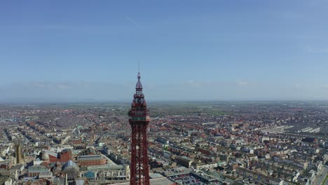 Impresionante-Vista-Aérea,-Imágenes-De-La-Torre-De-Blackpool-Desde-El-Mar-De-La-Galardonada-Playa-De-Blackpool,-Un-Lugar-Turístico-Costero-Muy-Popular-En-Inglaterra,-Reino-Unido,-Reino-Unido