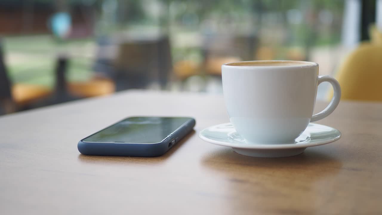 테이블 위 에 커피 와 드폰