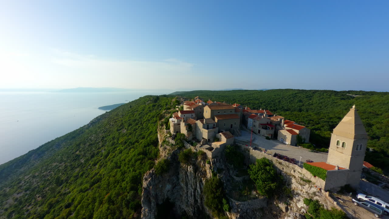 pared de piedra arenisca y techos de la aldea de lubenice se encuentra en un acantilado por encima de la costa croata