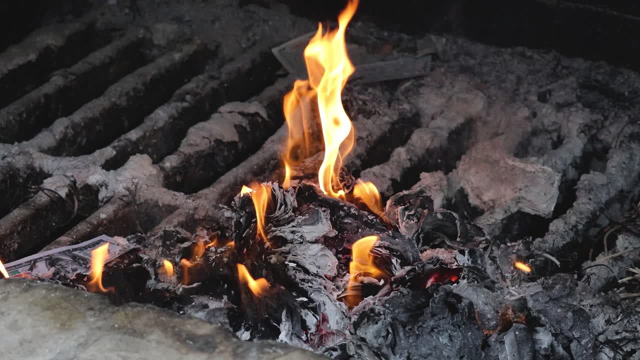 그릴에 돈을 태우고