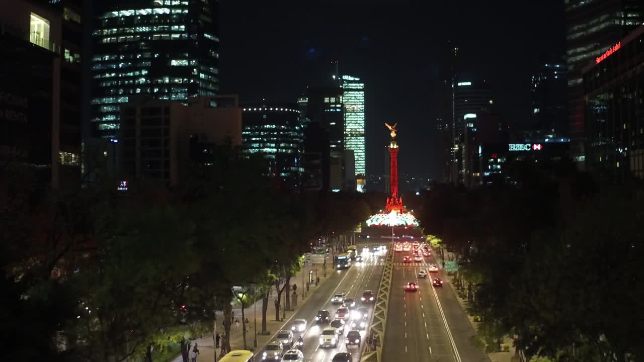 el tráfico de la famosa avenida de la ciudad de méxico iluminado por la noche