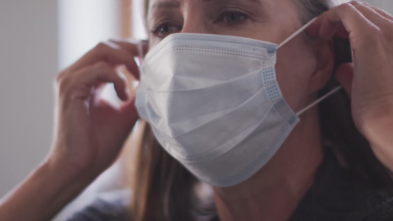 집 에서 얼굴 마스크 를 착용 한 여자 의 클로즈업