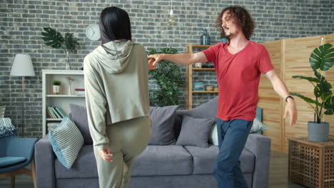 pareja bailando en casa