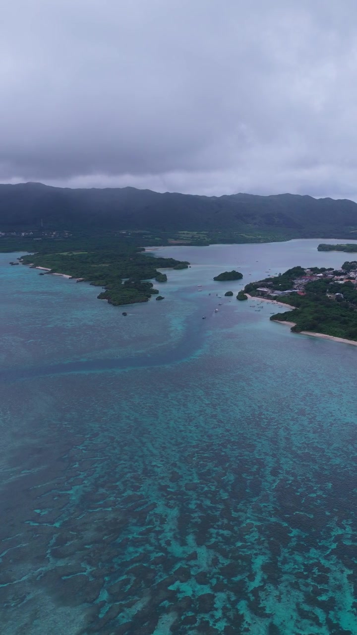 Baia di Kabira sull'isola di Ishigaki in Giappone - Barriere coralline visibili attraverso acque turchesi. - Ripresa aerea verticale