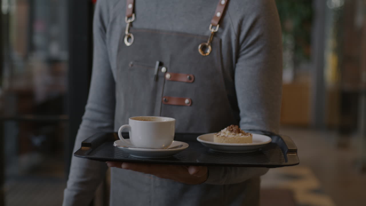 camarero sirviendo café y postre