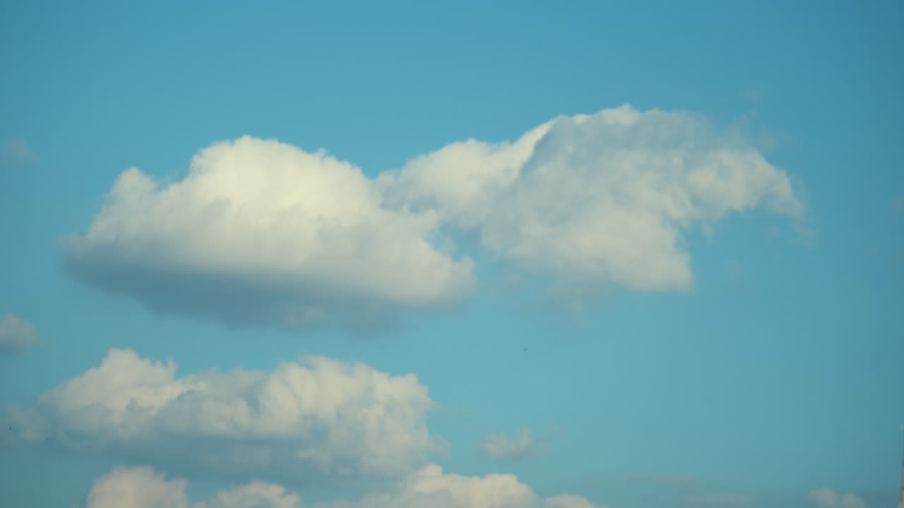 시간 경과, 푸른 하늘에서 서핑 구름의 빠른 동작 샷, 화창한 날, 4k 비디오