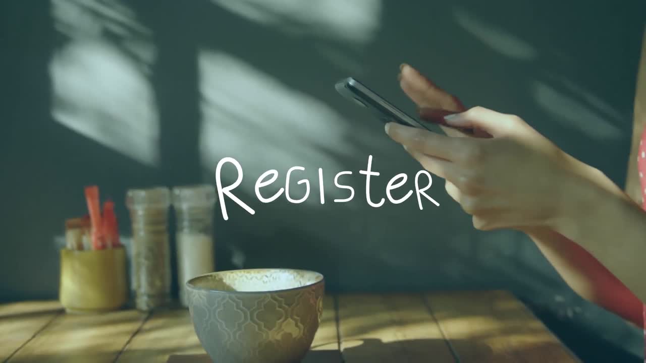 스마트폰을 사용하는 백인 여성에 대한 등록 텍스트의 애니메이션.