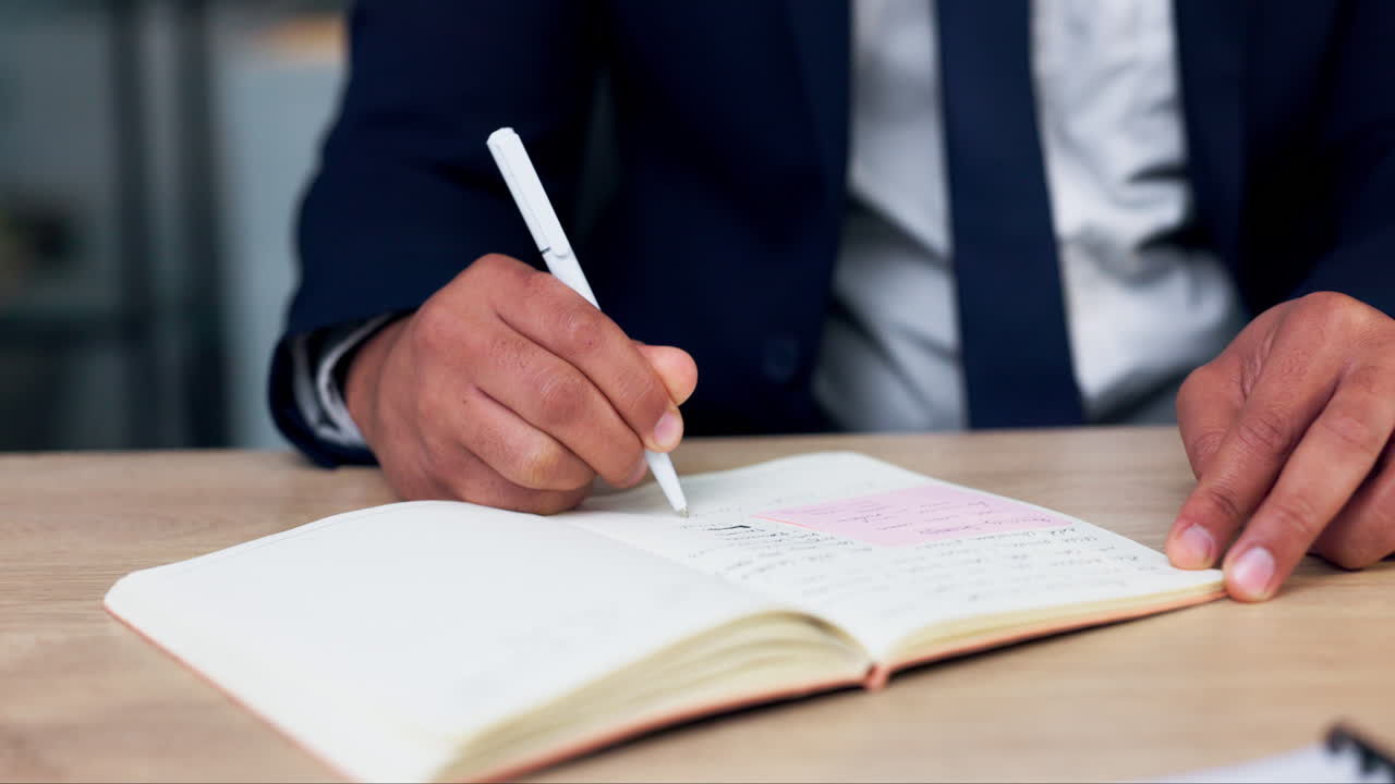 Mano, escritura y cuaderno para hombre en el escritorio