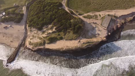 vista aérea de arriba hacia abajo sobre acantilados, acantilados en argentina