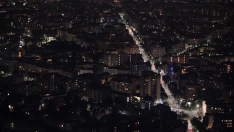 Tráfico-De-La-Ciudad-Y-Luces-De-Los-Edificios-De-La-Noche-De-Milán,-Vista-Aérea