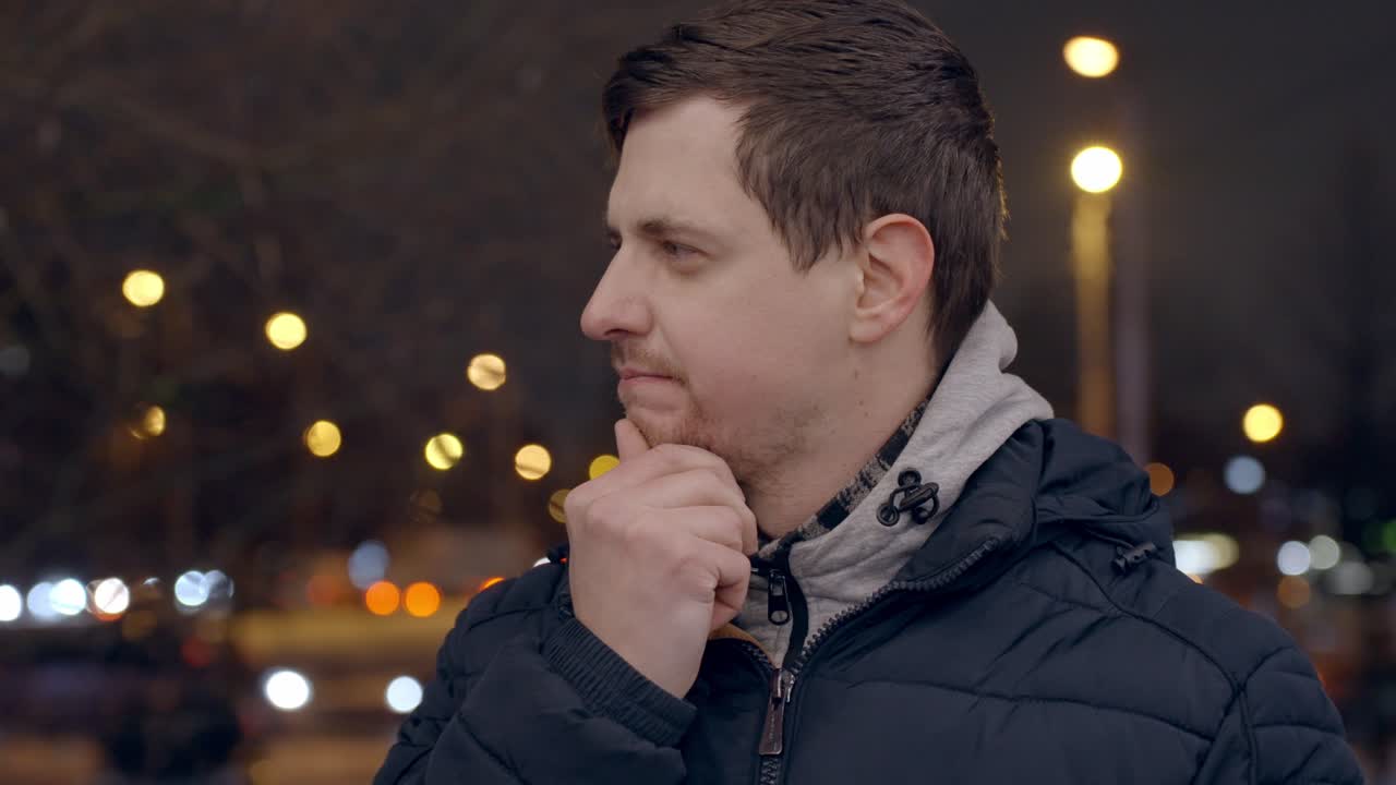 hombre de 30 años mirando a su alrededor con sospecha y levanta la ceja cuando se da cuenta de algo