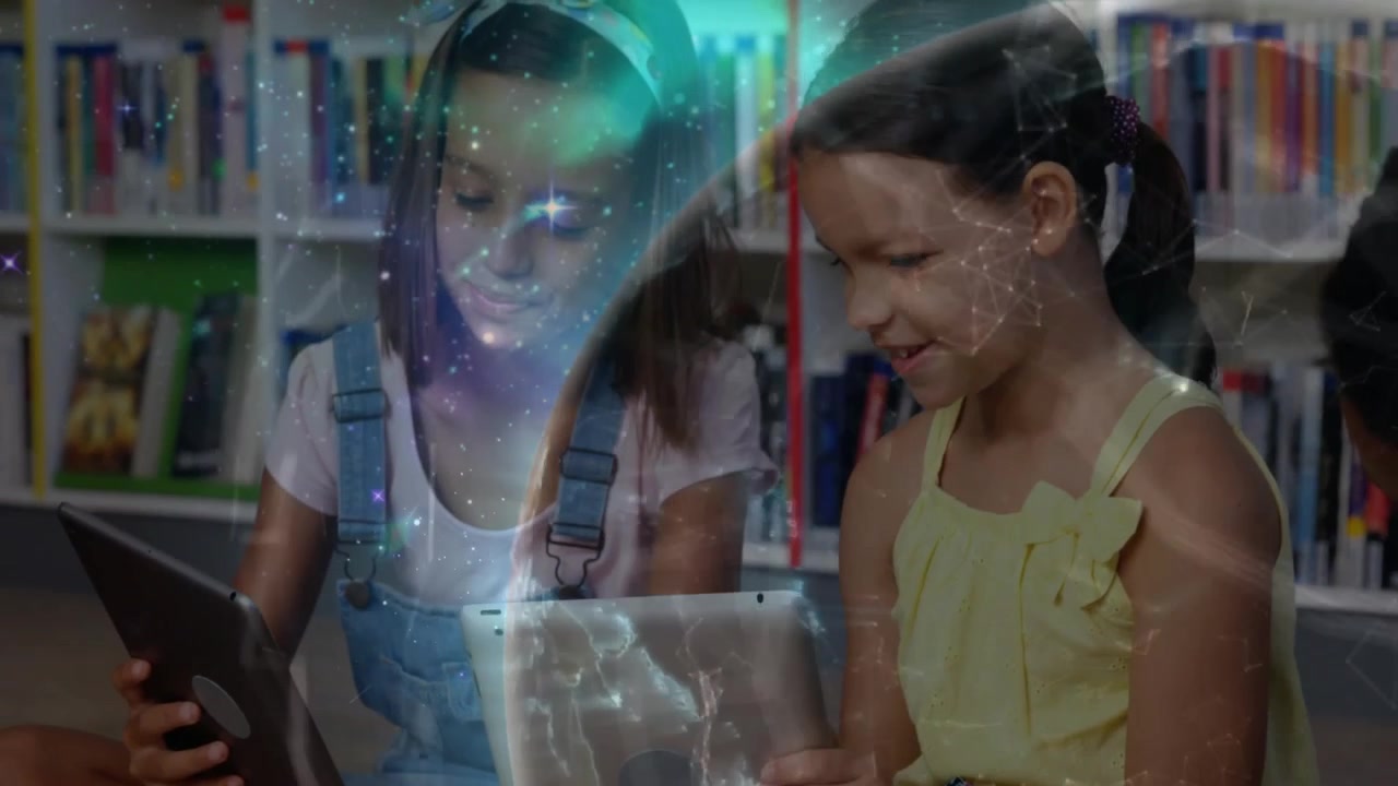 Estudiantes usando tabletas y mostrando cómo campos estelares se transforman en un globo terráqueo mientras un niño se incorpora al aprendizaje en la biblioteca.